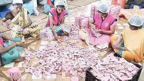 கடலை மிட்டாயை பேக்கிங் செய்யும் பெண்கள்.