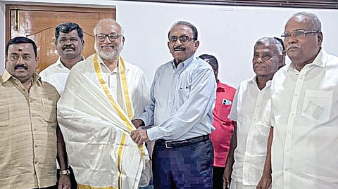 சென்னையில் மார்க்சிஸ்ட் கம்யூனிஸ்ட் கட்சியின் அகில இந்திய பொதுச் செயலாளர் பேபியை சந்தித்துப் பேசிய மதிமுக பொதுச் செயலாளர் வைகோ. அருகில் மார்க்சிஸ்ட் நிர்வாகிகள்.