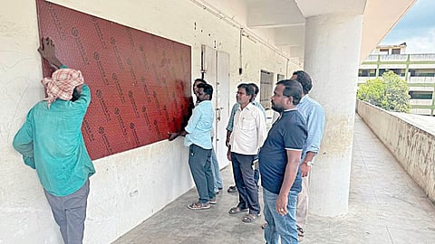 தாம்பரம் தொகுதியில் ஸ்ட்ராங் ரூம் அமைக்கும் பணி தீவிரமாக நடைபெற்று வருகிறது. இதனை வட்டாட்சியர் நடராஜ் பார்வையிட்டு ஆய்வு செய்தார்.