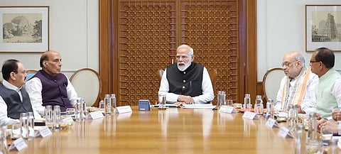 எரிபொருள் தட்டுப்பாடு: மூத்த அமைச்சர்கள், அதிகாரிகளுடன் பிரதமர் மோடி ஆலோசனை