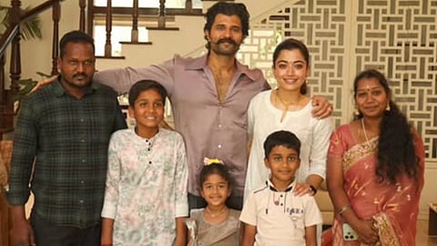 ‘திரு​மணத்​துக்கு ஏன் கூப்பிடலை?’ - கேள்விக் கேட்டு வருந்​திய சிறுமிக்கு ராஷ்மி​கா - ​விஜய் தேவரகொண்டா விருந்து