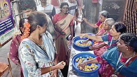 திருவண்ணாமலை அண்ணாமலையார் கோயிலில் சுவாமி தரிசனம் முடிந்து வெளியே வரும் பக்தர்களுக்கு இலவச மாக லட்டு பிரசாதம் வழங்கப்பட்டது.