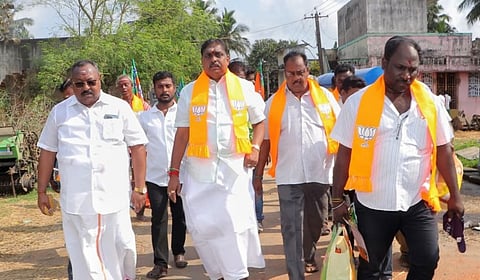 புதுச்சேரியில் வேட்புமனு தாக்கல் செய்ய இறுதி நாளில் குவிந்த வேட்பாளர்கள்