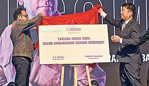 யமஹா மியூசிக் இந்தியா நிறுவனத்தின் விளம்பர தூதராக அறிவிக்கப்பட்டுள்ள ஏ.ஆர்.ரஹ்மான், நிறுவனத்தின் மேலாண்மை இயக்குநர் டகெதோஷி யமமோட்டோ ஒப்பந்தத்தில் கையெழுத்திட்டனர். | படம்: எஸ்.சத்தியசீலன் |