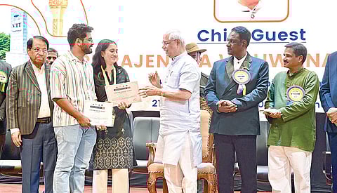 விஐடி சென்னை வளாகத்தில் நடைபெற்ற ‘நீதிக்களம் 2026’ என்ற சட்ட விழிப்புணர்வு கருத்தரங்கு நேற்று நிறைவடைந்தது. இதில் சிறப்பு விருந்தினராக தமிழக ஆளுநர் ஆர்.வி.அர்லேகர் கலந்துகொண்டு, மாணவ, மாணவிகளுக்கு விருதுகள், சான்றிதழ்களை வழங்கினார். உடன் உயர் நீதிமன்ற நீதிபதி குமரேஷ்பாபு, விஐடி வேந்தர் ஜி.விசுவநாதன், துணைத் தலைவர் ஜி.வி.செல்வம், அகில பாரதிய வித்யார்த்தி பரிஷத் அமைப்பின் தேசிய துணைத் தலைவர் நாகலிங்கம், கருத்தரங்கு ஒருங்கிணைப்பாளர் பிரகாஷ்.படம்: எம்.முத்துகணேஷ்