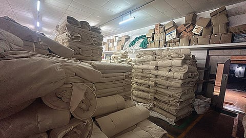 பல்லடம் பகுதியில் உள்ள கிடங்குகளில் தேக்கிவைக்கப் பட்டுள்ள காடா துணிகள். 