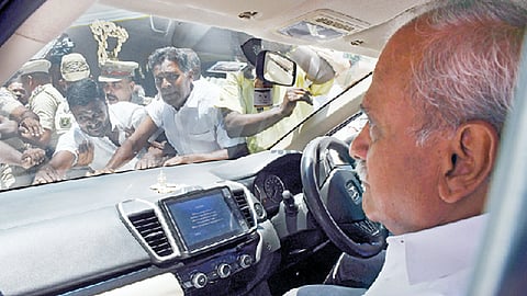 நாராயணசாமிக்கு ‘நோ சீட்’: வைத்திலிங்கம் வீட்டை முற்றுகையிட்டு ஆதரவாளர்கள் போராட்டம்