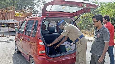 தேர்தலையொட்டி இதுவரை நடைபெற்ற சோதனைகளில் ரூ.152 கோடி ரொக்கம், பரிசு பொருட்கள் பறிமுதல்