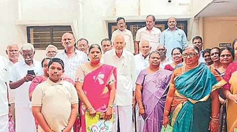 பூர்வீகம் தேடி வந்தவர்களுக்கு பரிசு வழங்கி கவுரவித்த ஆந்திரர்கள்