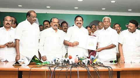 மாவட்டம்தோறும் முதியோர் இல்லம், திருநங்கைகளுக்கு ஓய்வூதியத் திட்டம்: அதிமுக வாக்குறுதிகள்