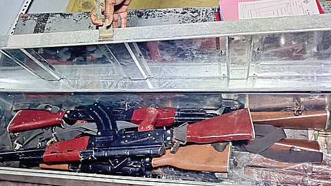 தேர்தல் பறக்கும் படை அதிகாரிகள் சோதனையில் பறிமுதல் செய்யப்பட்ட டம்மி ‘ஏ.கே.47’ துப்பாக்கிகள்.