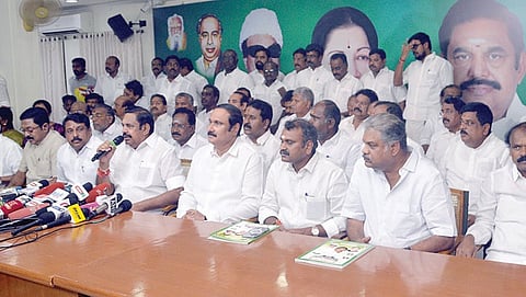 அதிமுகவில் 23 வேட்பாளர்கள் பட்டியல் வெளியீடு: எடப்பாடி தொகுதியில் பழனிசாமி மீண்டும் போட்டி