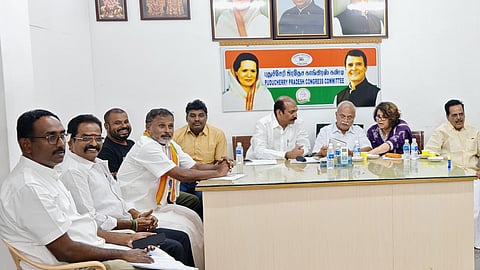 ​புதுச்சேரியில் தி​முக, விசிக, இந்திய கம்​யூ. போட்டி​யிடும் 6 தொகுதிகளில் காங்​கிரஸார் மனு