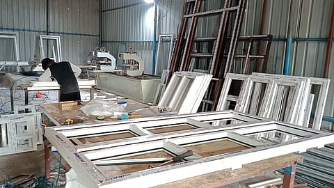 யுபிவிசி சந்தையை ஆக்கிரமிக்கும் சீன தயாரிப்புகள்: அதிகரிக்கும் இறக்குமதியால் ஜன்னல் உற்பத்தி தொழில் பாதிப்பு