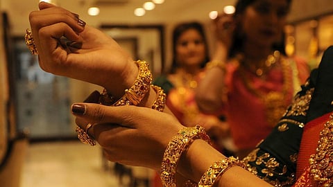 தங்கம் விலை தொடர்ந்து 2-வது நாளாக உயர்வு; வெள்ளி மாற்றமின்றி விற்பனை