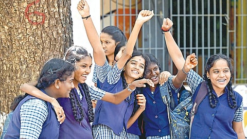 பிளஸ் 2 பொதுத்தேர்வு நேற்றுடன் நிறைவடைந்தது. சென்னை எழும்பூர், மாநில பெண்கள் பள்ளியில் இறுதித் தேர்வை முடித்த மகிழ்ச்சியில் மாணவிகள்.படம்: எஸ்.சத்தியசீலன்