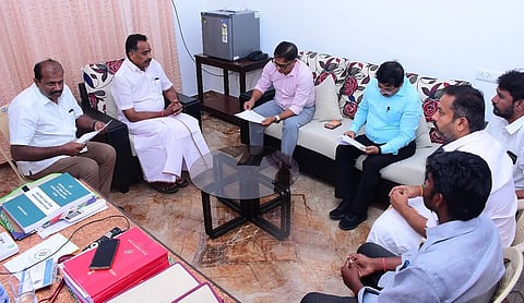 கரூரில் விதிகளை மீறி மனிதப் பட்டிகள்: தலைமைத் தேர்தல் அதிகாரியிடம் அதிமுக புகார்