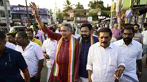 திருவனந்தபுரத்தில் காங்கிரஸ் தேர்தல் அலுவலக திறப்பு விழாக்கு வருகை தந்த சசி தரூர்