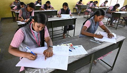 பத்தாம் வகுப்பு கணிதம் சற்று கடினம்: மாணவர்கள், ஆசிரியர்கள் தகவல்