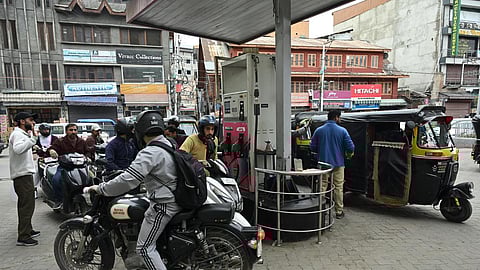 நாட்டில் 60 நாட்களுக்கு தேவையான எரிபொருள் கையிருப்பில் உள்ளதாக  மத்திய அரசு விளக்கம்