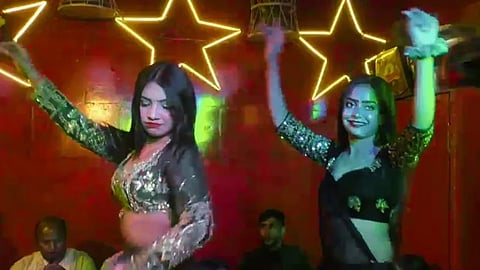 மயானத்தில் எரியும் உடல்களுக்கு இடையே நடனம்: வாரணாசியில் தொடரும் 282 வருடப் பாரம்பரியம்