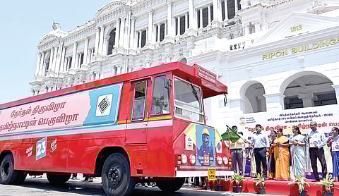 சட்டப்பேரவை தேர்தலை முன்னிட்டு, வாக்களர்களுக்கு விழிப்புணர்வு ஏற்படுத்தும் விதமாக விளம்பரங்கள் செய்யப்பட்ட பேருந்தை சென்னை மாவட்ட தேர்தல் அலுவலர் ஜெ.குமரகுருபரன் ரிப்பன் மாளிகையில் நேற்று கொடியசைத்து தொடங்கி வைத்தார். | படங்கள்: எஸ்.சத்தியசீலன் |