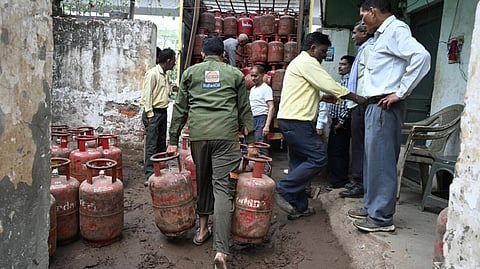 வர்த்தக எல்பிஜி சிலிண்டர் விநியோகம் 70% அளவுக்கு சீரடைந்ததாக மத்திய அரசு தகவல்
