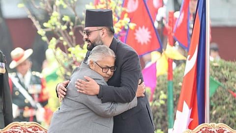 நேபாளத்தின் புதிய பிரதமராக பதவியேற்ற பாலேந்திர ஷாவை இடைக்கால பிரதமர் சுசீலா கார்கி ஆரத் தழுவி வாழ்த்து தெரிவித்தார். படம்: பிடிஐ