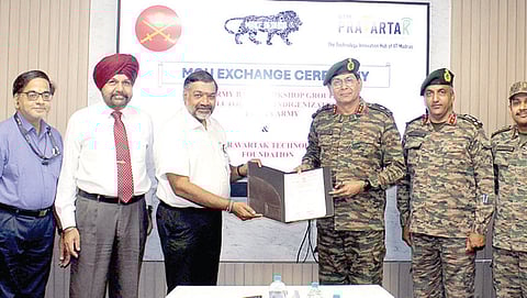 புரிந்துணர்வு ஒப்பந்தத்தில் இந்திய ராணுவத்தின் இஎம்இ பிரிவு கமாண்டிங் அதிகாரி மேஜர் ஜெனரல் லலித் கபூர், சென்னை ஐஐடி பிரவார்டக் டெக்னாலஜீஸ் அறக்கட்டளையின் தலைமைச் செயல் அலுவலர் எம்.ஜெ.ஷங்கர் ராமன் ஆகியோர் கையெழுத்திட்டு ஆவணங்களை பரஸ்பரம் பரிமாறிக் கொண்டனர்.