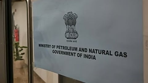 60 நாட்களுக்குத் தேவையான எரிபொருள் கையிருப்பு உள்ளது: பெட்​ரோலி​ய அமைச்சகம் விளக்கம்