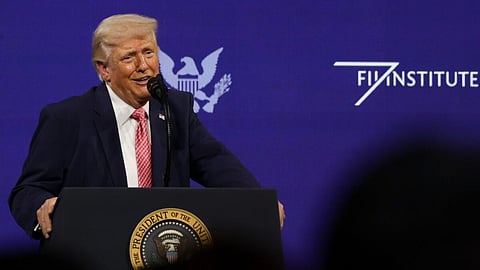 “ட்ரம்ப் ஜலசந்தியை ஈரான் திறக்க வேண்டும்” - தெரிந்தே தவறாகப் பேசிய அமெரிக்க அதிபர்