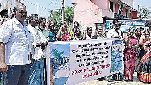 வையாவூரில் தனிநபர் ஆக்கிரமித்துள்ள சுவற்றை அகற்றாவிட்டால், சட்டப்பேரவை தேர்தலை புறக்கணிப்பதாக அறிவிப்பு பேனர் அமைத்து பொதுமக்கள் போராட்டத்தில் ஈடுபட்டனர்.