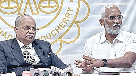 பார் கவுன்சில் தேர்தல் தலைமை அதிகாரி ஓய்வுபெற்ற நீதிபதி கே.என்.பாஷா, உயர்மட்டக் குழு உறுப்பினர் இ.ஓம் பிரகாஷ்  ஆகியோர் தேர்தல் குறித்து நேற்று விளக்கினர்.