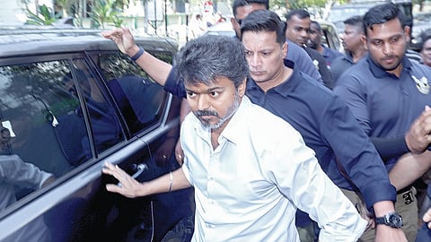 சென்னை பெரம்பூரில் பிரச்சாரம் செய்ய அனுமதி மறுக்கப்பட்டது தொடர்பாக, தலைமைச் செயலகத்தில் நேற்று தலைமைத் தேர்தல் அதிகாரி அர்ச்சனா பட்நாயக்கை சந்தித்து மனு அளிக்க வந்த தவெக தலைவர் விஜய்.படம்: எஸ்.சத்தியசீலன்