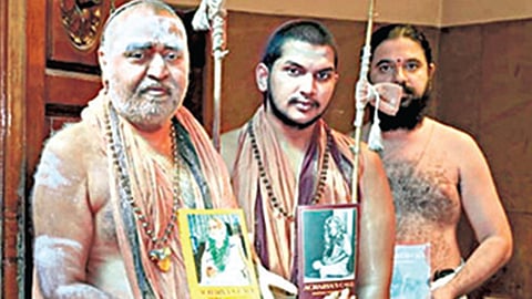 ஆச்சாரியரின் அழைப்பு - சென்னை சொற்பொழிவுகள் ஆங்கில நூலின் மறுபதிப்பை, காஞ்சி சங்கர மடத்தின் பீடாதிபதிகள் ஸ்ரீ விஜயேந்திர சரஸ்வதி சுவாமிகள், ஸ்ரீ சத்ய சந்திரசேகரேந்திர சரஸ்வதி சுவாமிகள் நேற்று காஞ்சி சங்கர மடத்தில் வெளியிட்டனர்.