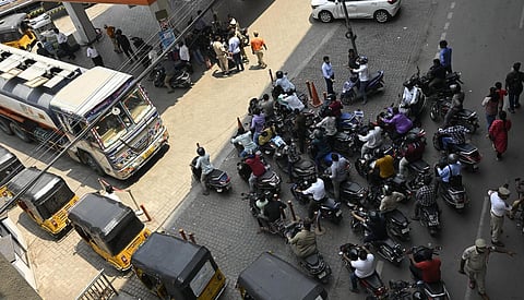 தமிழகத்தில் எரிபொருள் தட்டுப்பாடு இல்லை; வதந்திகளை நம்ப வேண்டாம்: பெட்ரோலியம் டீலர்கள் சங்கம் அறிவிப்பு