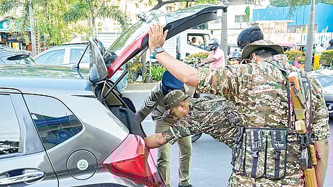 சட்டப்பேரவைத் தேர்தலையொட்டி, சென்னையில் நேற்று தீவிர வாகன சோதனையில் ஈடுபட்ட மத்திய ரிசர்வ் போலீஸ் படையினர்.படம்: பிடிஐ