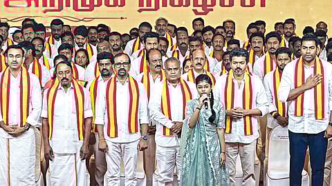 சென்னையில் நேற்று நடந்த நிகழ்ச்​சி​யில், தமிழகத்​தின் 234 தொகு​திகள் மற்​றும் புதுச்​சேரி​யில் 28 தொகுதிகளில் போட்​டியிடும் தவெக வேட்​பாளர்​கள் பட்​டியலை ஒரே கட்​ட​மாக விஜய் வெளி​யிட்​டார்.