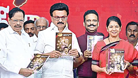 சென்னையில் திமுக தேர்தல் அறிக்கையை முதல்வர் ஸ்டாலின் நேற்று வெளியிட்டார். உடன் அமைச்சர் துரைமுருகன், கனிமொழி எம்.பி. உள்ளிட்டோர். படம்: எஸ்.சத்தியசீலன்