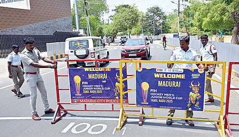 மனுதாக்கல் இன்று தொடங்கும் நிலையில், மதுரை மாநகராட்சி மண்டலம்-2 அலுவலகத்தில் இருந்து 100 மீட்டர் தொலைவில் வாகனங்களை நிறுத்த தடுப்பு அமைக்கப்பட்டுள்ளது. படம்:ஆர்.அசோக்