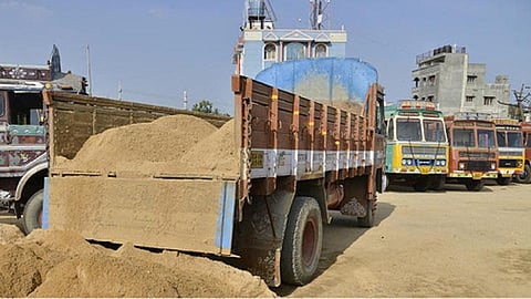 மணல் கடத்தலால் அரசுக்கு ரூ.1,000 கோடி இழப்பு: மணல் லாரி உரிமையாளர்கள் சம்மேளனம் குற்றச்சாட்டு