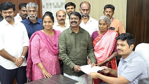 காரைக்குடி தொகுதியில் சீமான் வேட்புமனு தாக்கல்