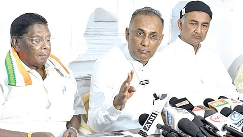 புதுச்சேரி காங்கிரஸ் கட்சி அலுவலகத்தில் செய்தியாளர்களை சந்தித்த கர்நாடக சுகாதாரத் துறை அமைச்சர் தினேஷ் குண்டுராவ்.  உடன் முன்னாள் முதல்வர் நாராயணசாமி, புதுச்சேரி காங்கிரஸ் பொறுப்பாளர் அஞ்சலி நிம்பல்கர் உள்ளிட்டோர். படம் எம்.சாம்ராஜ்