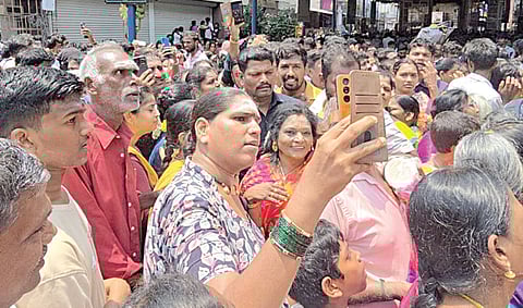 பக்தர்களுடன் செல்ஃபி எடுத்த தமிழிசை சவுந்தரராஜன்.