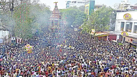 மயிலாப்பூர் கபாலீஸ்வரர் கோயிலில் பங்குனி பெருவிழாவின் முக்கிய நிகழ்வான தேரோட்டம் நேற்று நடைபெற்றது. இதில், கபாலீஸ்வரர் - கற்பகாம்பாள் தேரில் எழுந்தருளி மாடவீதிகளில் உலா வந்து பக்தர்களுக்கு அருள்பாலித்தனர்.| படங்கள்: ம.பிரபு |