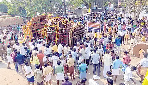 பொன்​னேரி அருகே திருப்​பாலை​வனம் திருப்​பாலீஸ்​வரர் கோயில்​ திருத்​தேர்​ திரு​விழா​வில்​ தேர்​ கவிழ்ந்​தது. 