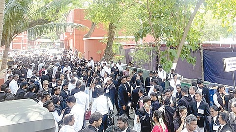 தமிழ்நாடு - புதுச்சேரி பார் கவுன்சில் தேர்தல் நேற்று நடைபெற்றது.  சென்னை உயர்நீதிமன்ற வளாகத்தில் வாக்களிக்க நீண்ட வரிசையில் காத்திருக்கும் வழக்கறிஞர்கள்.படம் :எல்.சீனிவாசன்