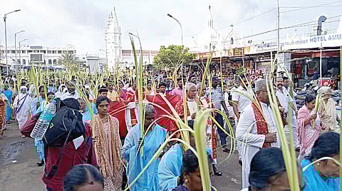 வேளாங்கண்ணியில் நேற்று நடைபெற்ற குருத்தோலை ஞாயிறு பவனியில் ஏராளமான கிறிஸ்தவர்கள் கைகளில் குருத்தோலை ஏந்தியவாறு பங்கேற்றனர்.
