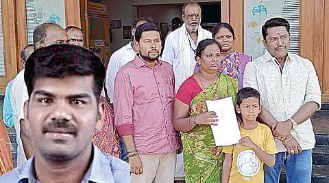 ராமநாதபுரம் ஆட்சியர் அலுவலகத்துக்கு மனு அளிக்க வந்த சந்தான செல்வத்தின் மனைவி கவுசல்யா மற்றும் உறவினர்கள். (உள்படம்) சந்தான செல்வம்