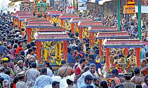 மயிலாப்பூர் கபாலீஸ்வரர் கோயில் பங்குனிப் பெருவிழாவில் அறுபத்து மூவர் உற்சவத்தின்போது 63 நாயன்மார்கள் நேற்று வீதி உலா வந்து பக்தர்களுக்கு அருள்பாலித்தனர். |&nbsp;படங்கள்: ம.பிரபு |